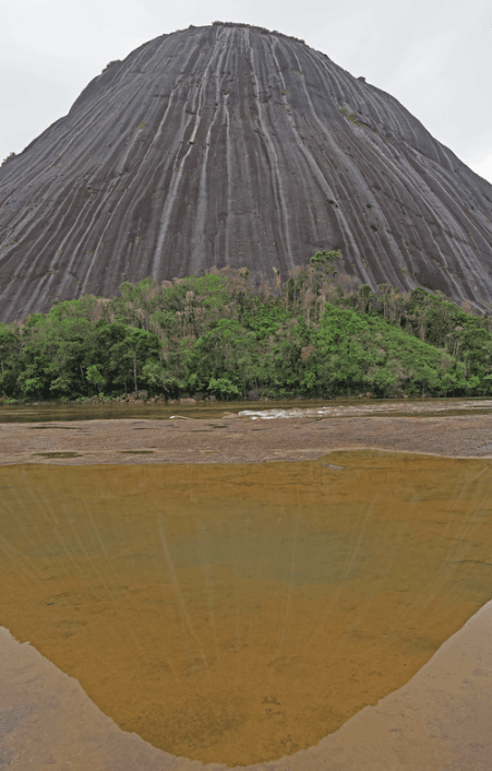 Guainía - Cerros de Mavicure - Espejo en agua